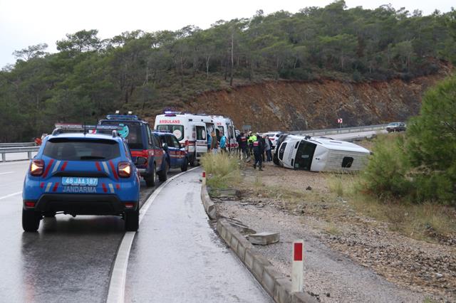 Fethiye’de Minibüs Devrildi 7 Kişi Hafif Yaralandı (5) (Copy)