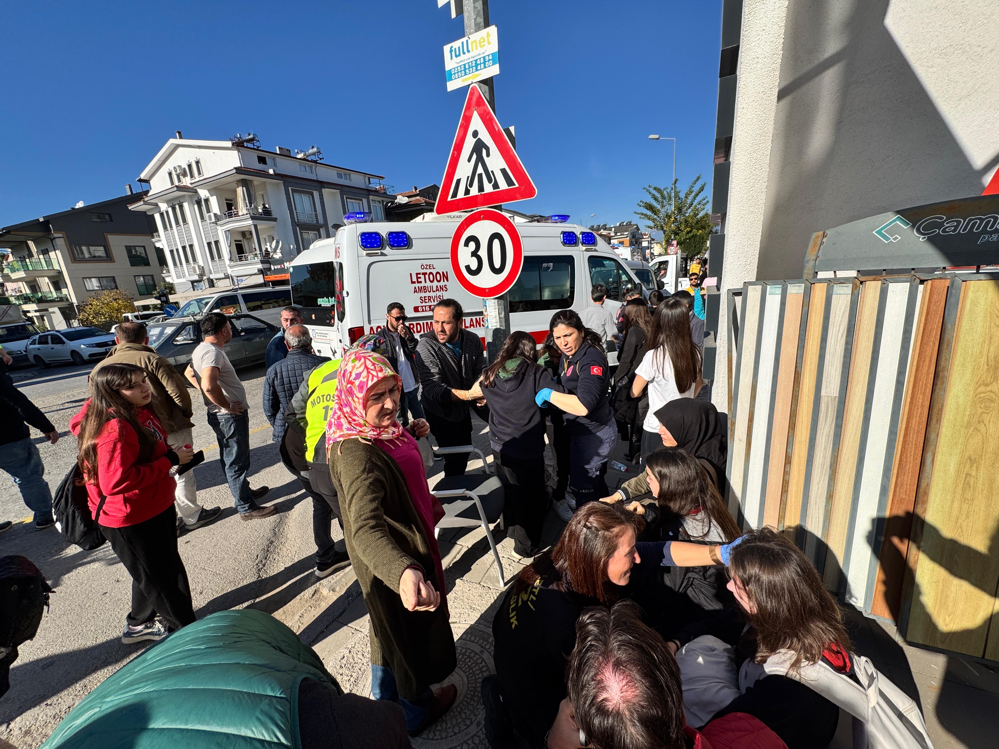 Fethiye’de Minibüs Ile Ticari Araç Çarpıştı 13 Yaralı (5)