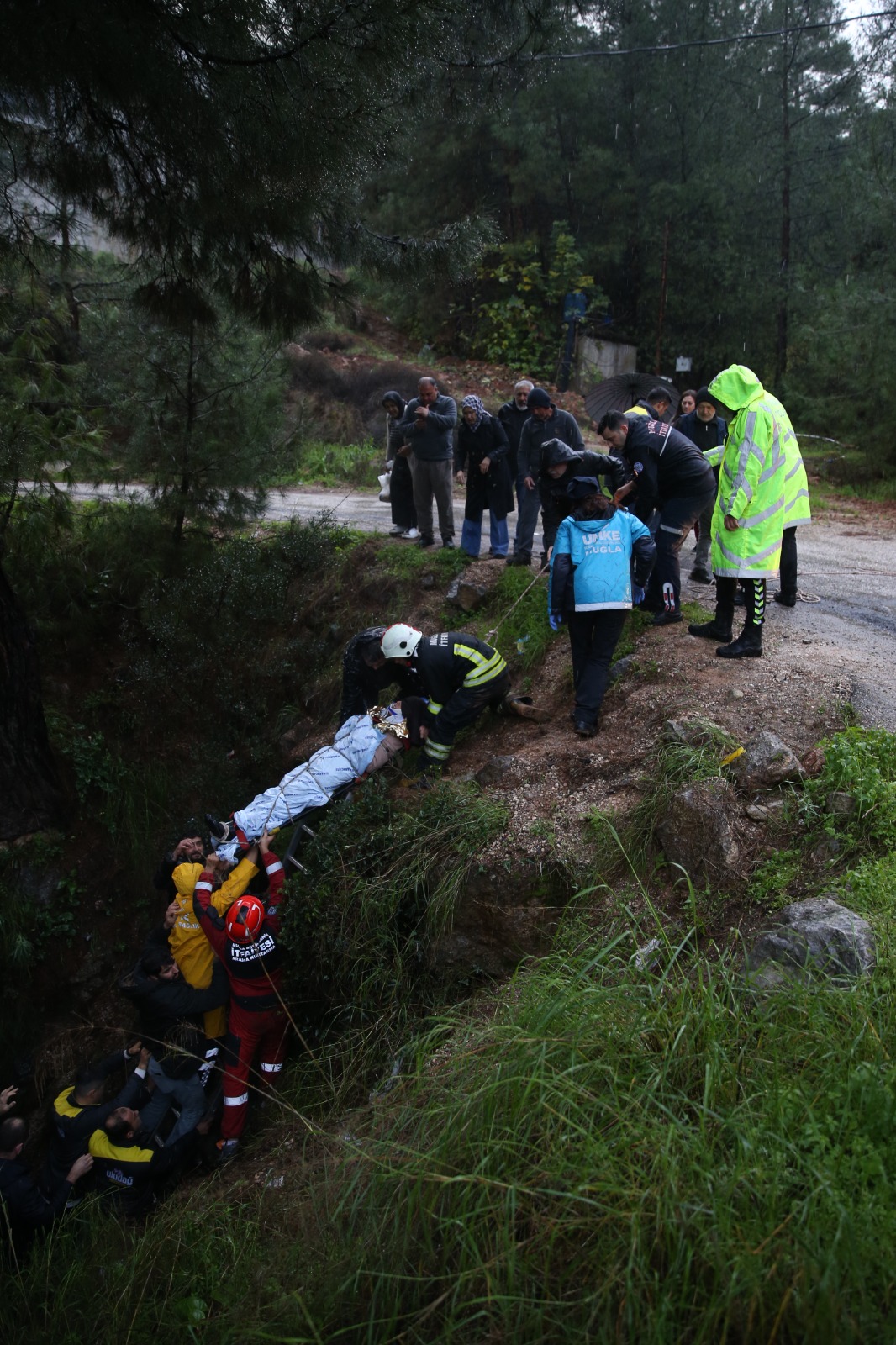 Fethiye’de Otomobil Uçuruma Düştü (8)