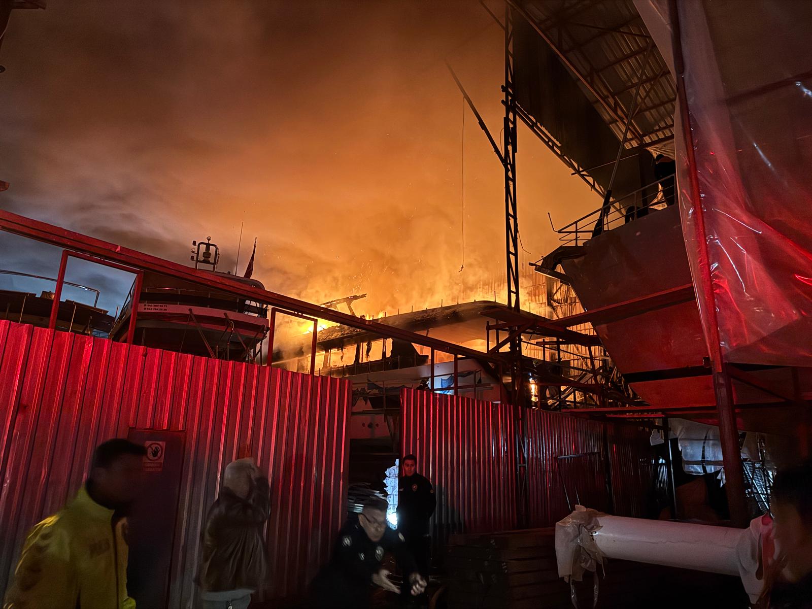 Fethi̇ye’de Ahşap Tekne Alevlere Tesli̇m Oldu (2)