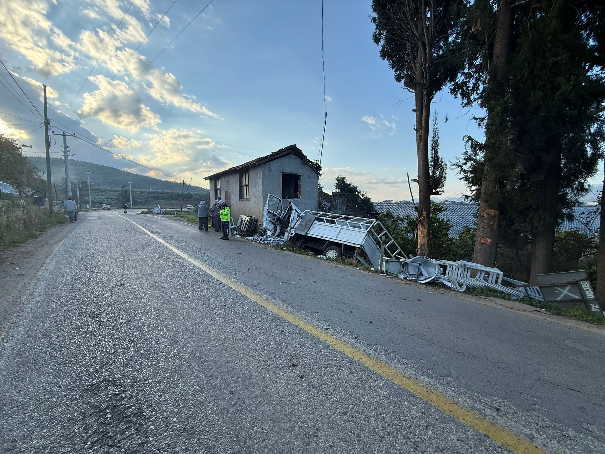 Seydikemer Kamyonet Sürücüsü Hayatını Kaybetti (6)