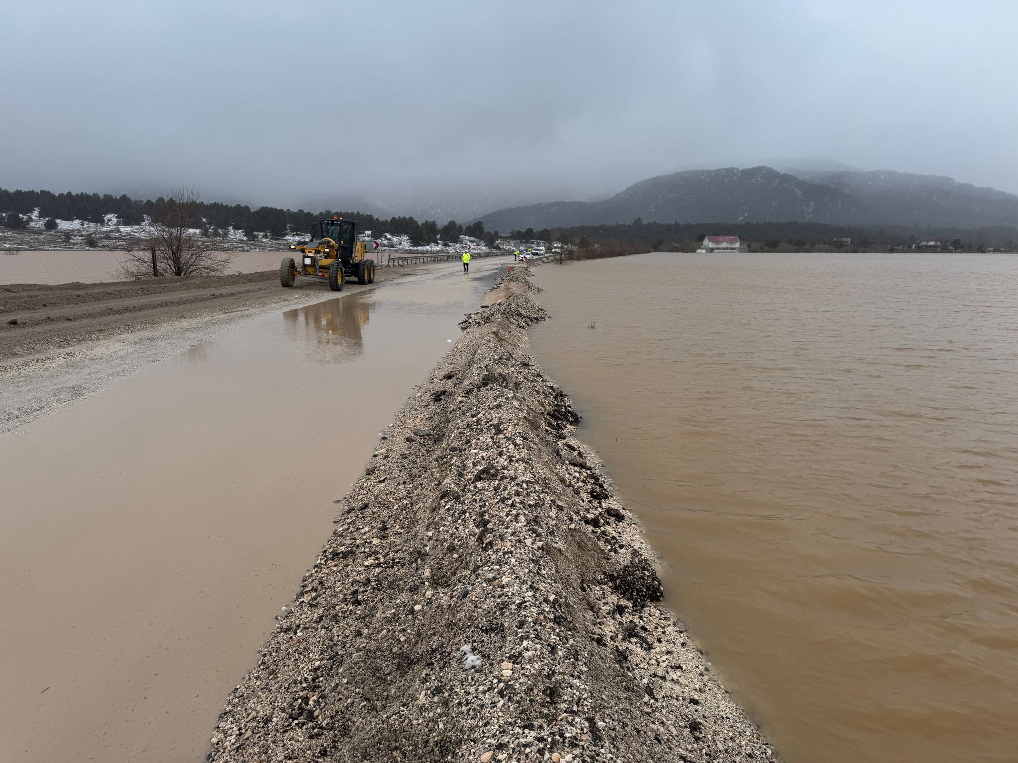 Antalya–Fethiye Karayolunda Su Baskını Ulaşım Kontrollü Sağlandı (11)