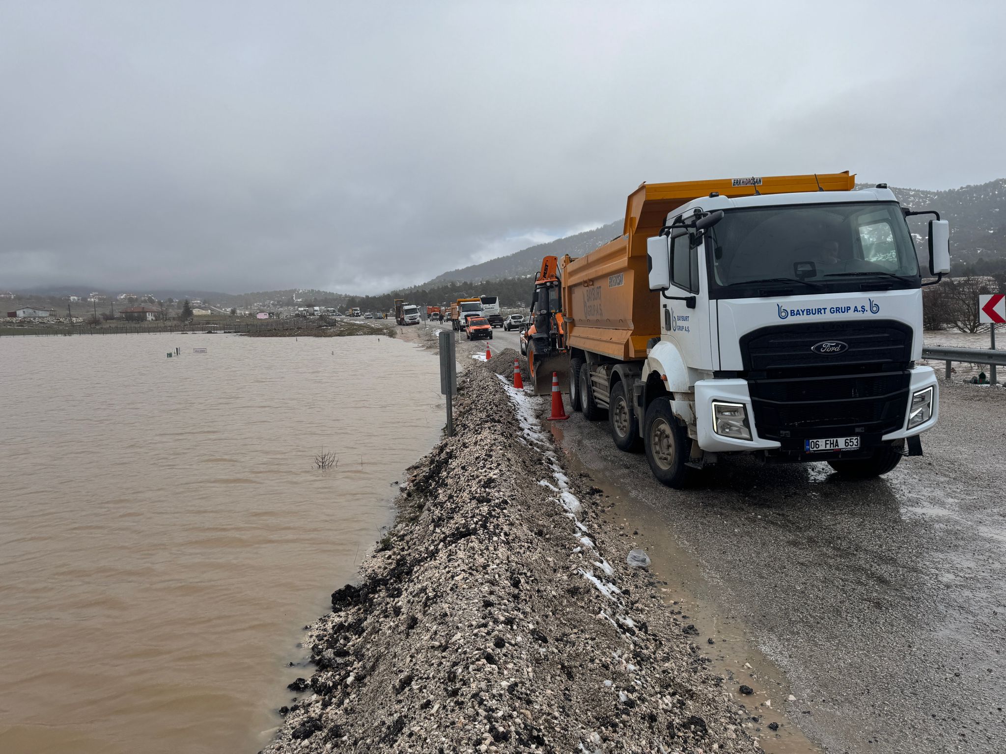Antalya–Fethiye Karayolunda Su Baskını Ulaşım Kontrollü Sağlandı (2)