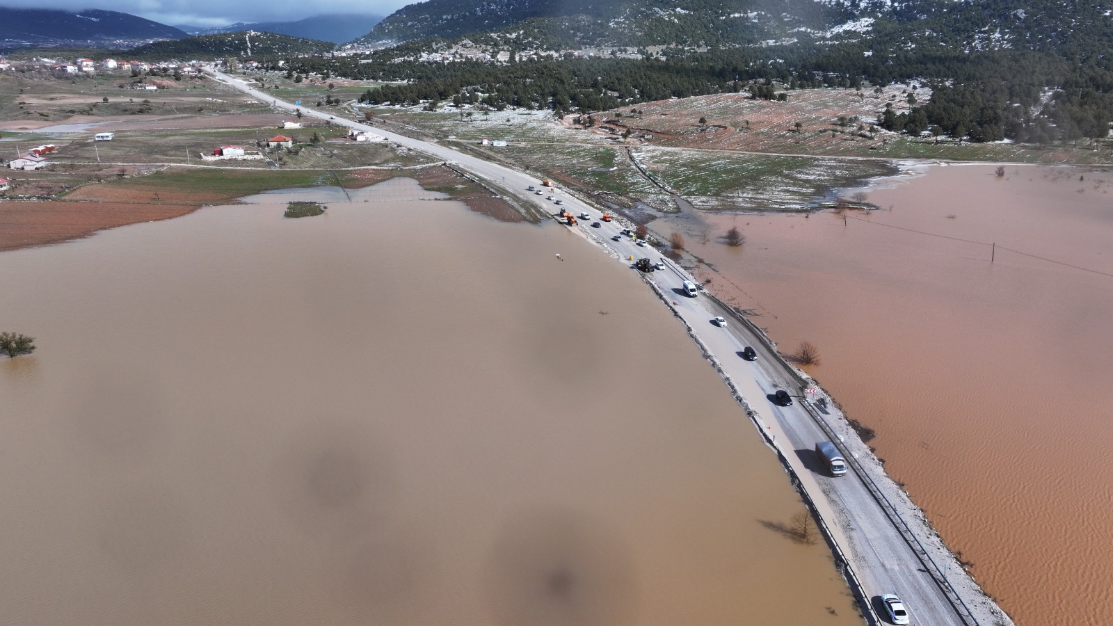 Antalya–Fethiye Karayolunda Su Baskını Ulaşım Kontrollü Sağlandı (7)