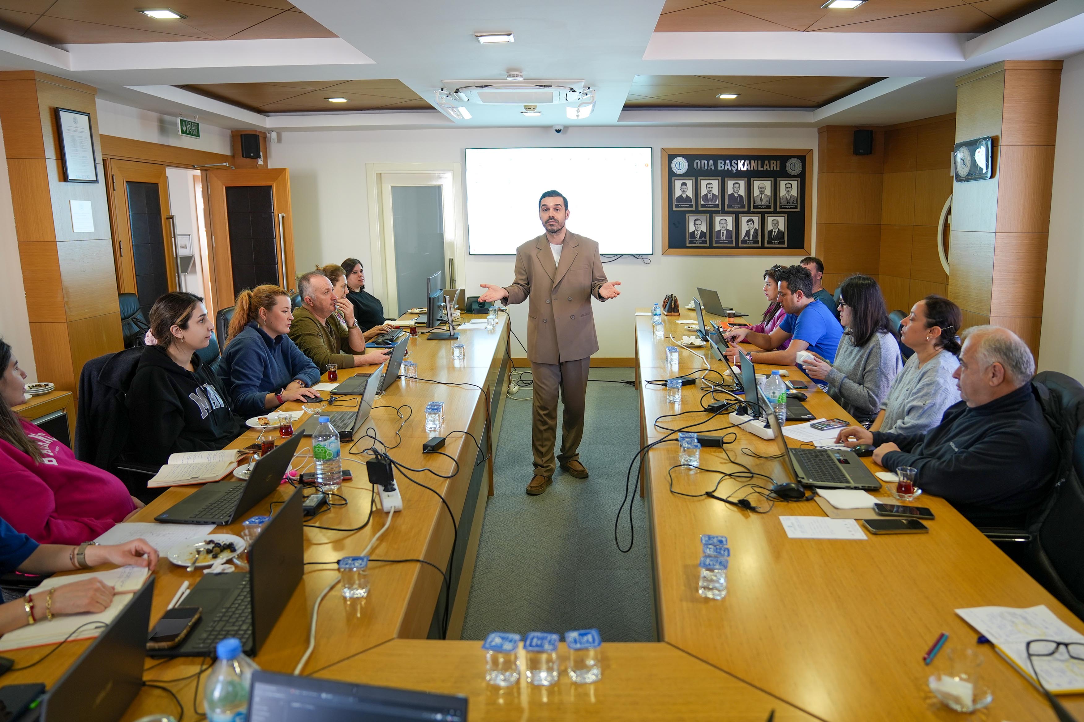 Fethi̇ye Ti̇caret Ve Sanayi̇ Odasi Yöneti̇mi̇ Ve Çalişanlari “Yapay Zeka” Eği̇ti̇mi̇ Aldi (5)