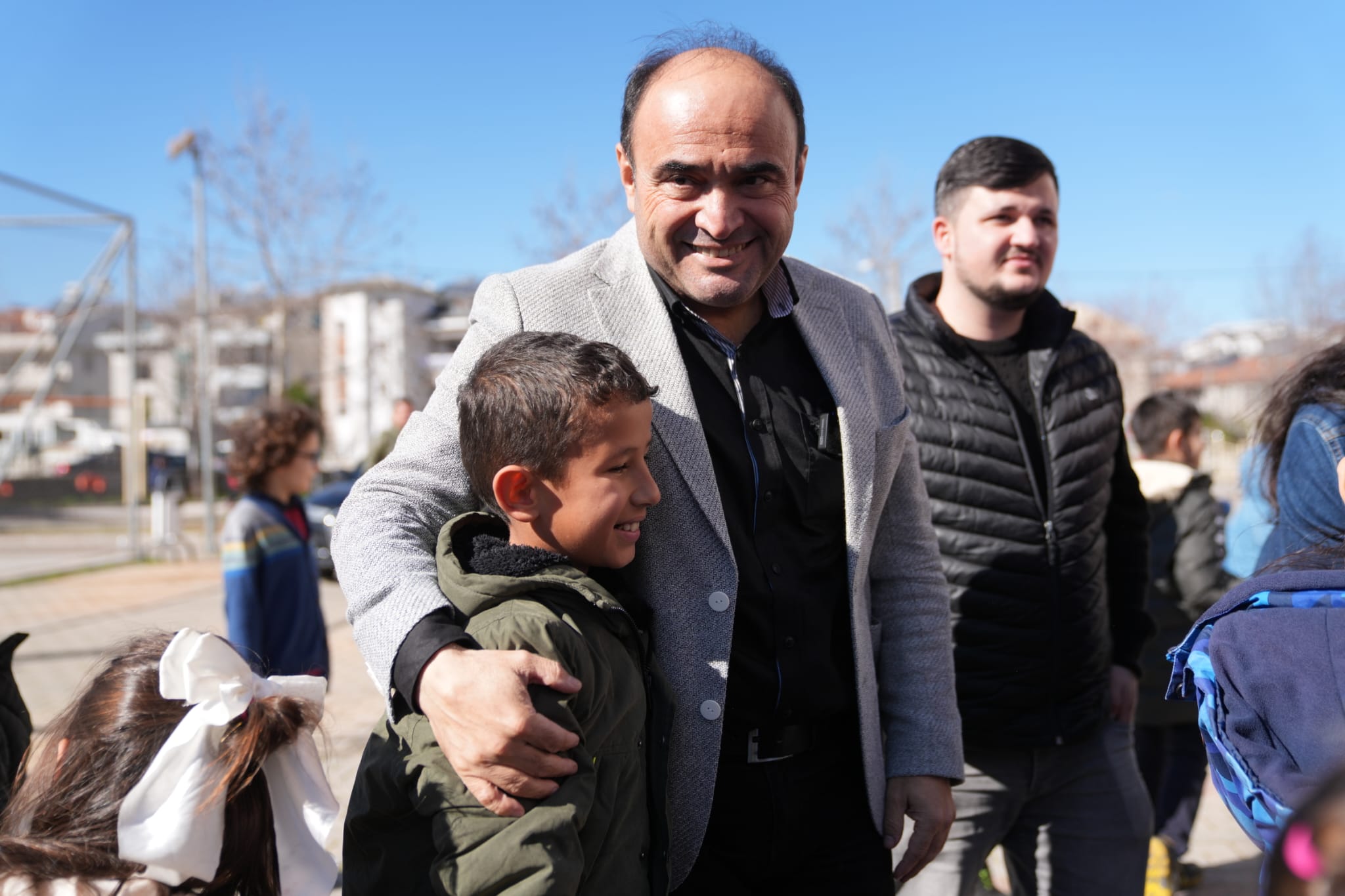 Mesut Emir’in Mesajı Karşılık Buldu Okul Bahçesine Kar Getirildi (2)