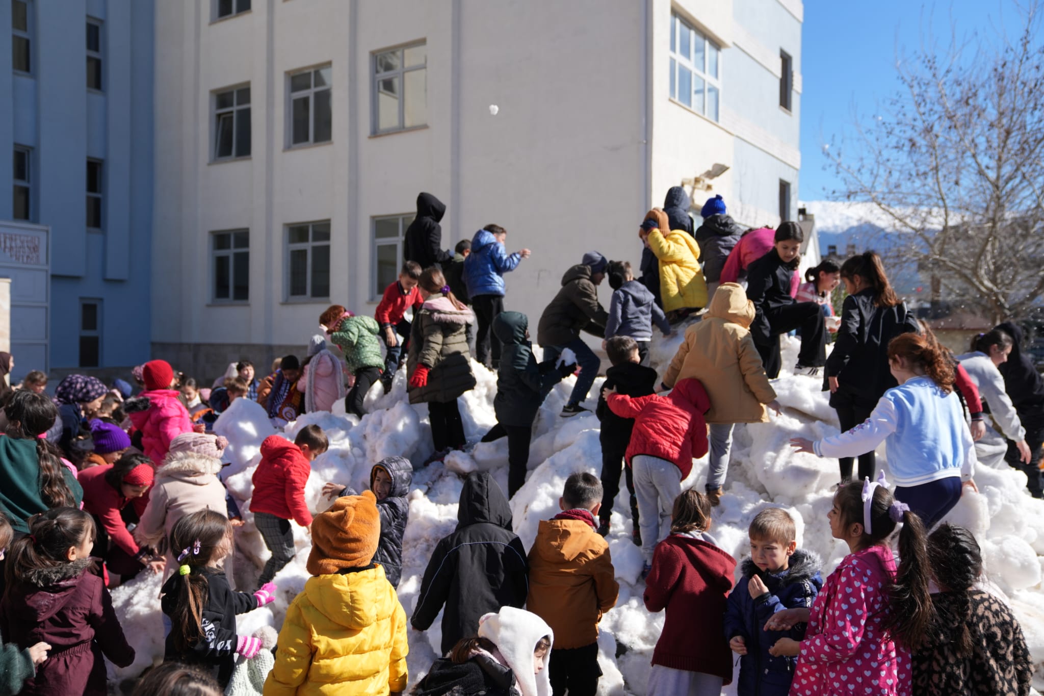 Mesut Emir’in Mesajı Karşılık Buldu Okul Bahçesine Kar Getirildi (3)