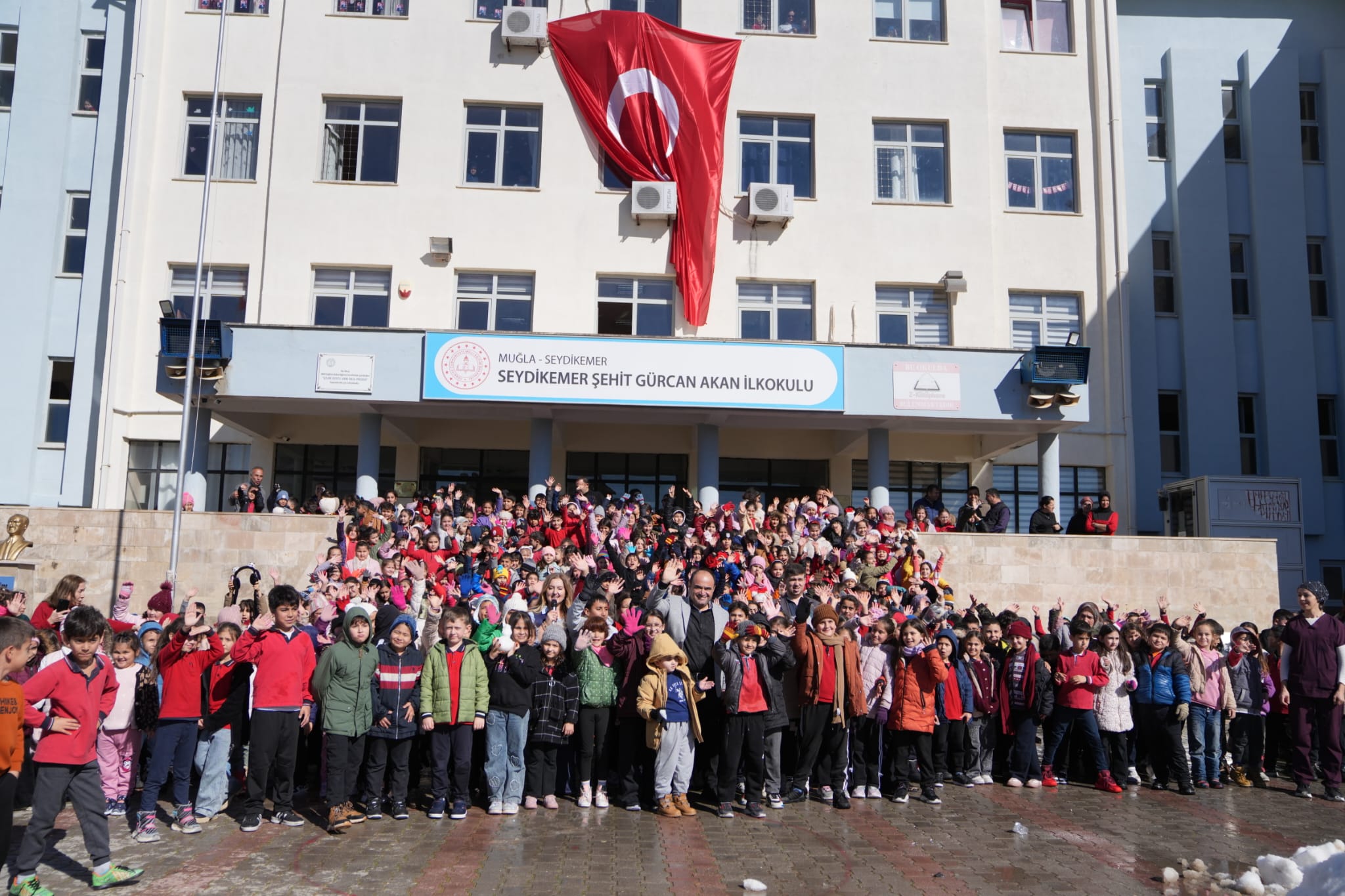 Mesut Emir’in Mesajı Karşılık Buldu Okul Bahçesine Kar Getirildi (7)