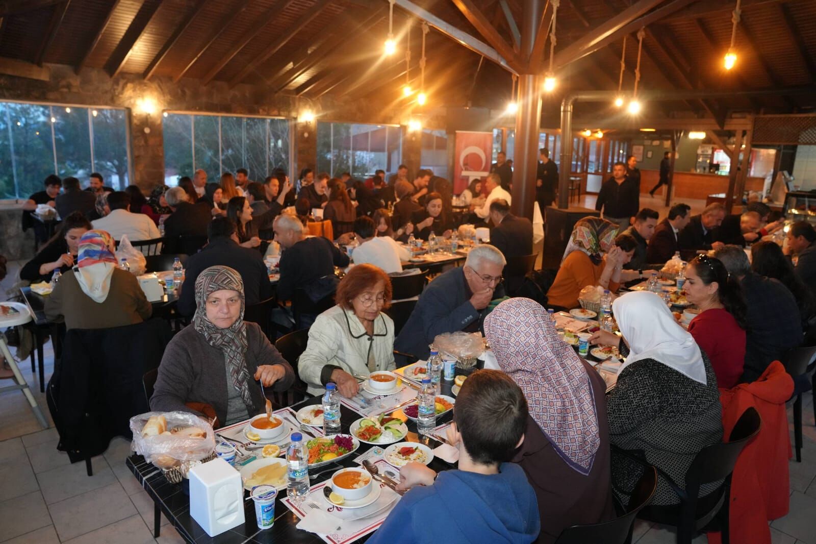 Başkan Akdeni̇zli̇, İftarda Mecli̇s Üyeleri̇ Ve Ai̇leleri̇yle Buluştu (2)