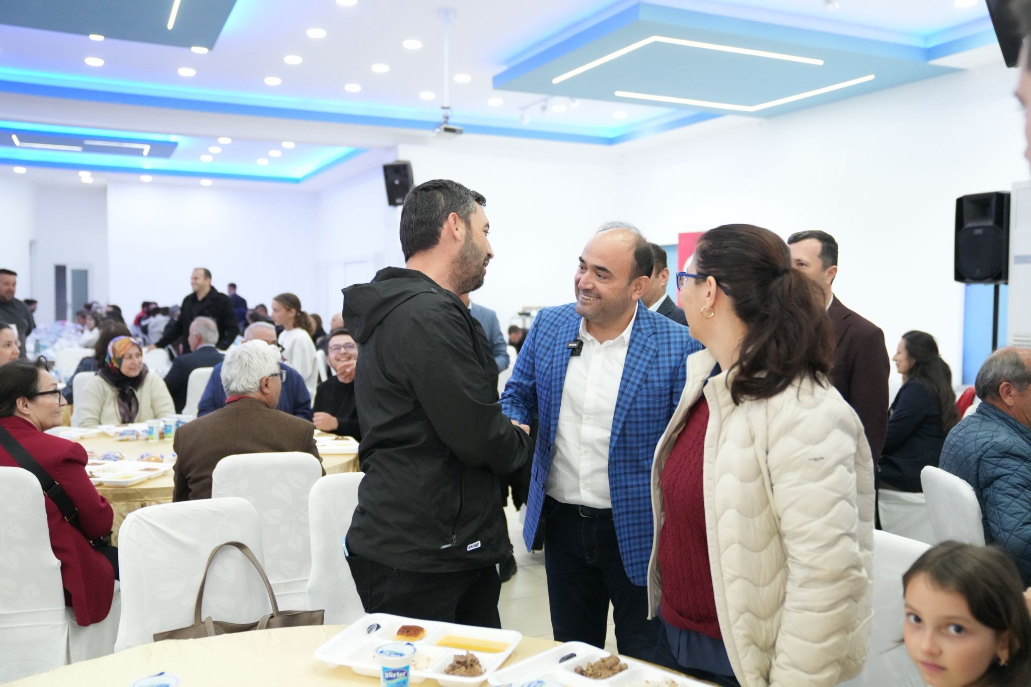 Başkan Akdeni̇zli̇, İftarini Beledi̇ye Personeli̇yle Açti (10)