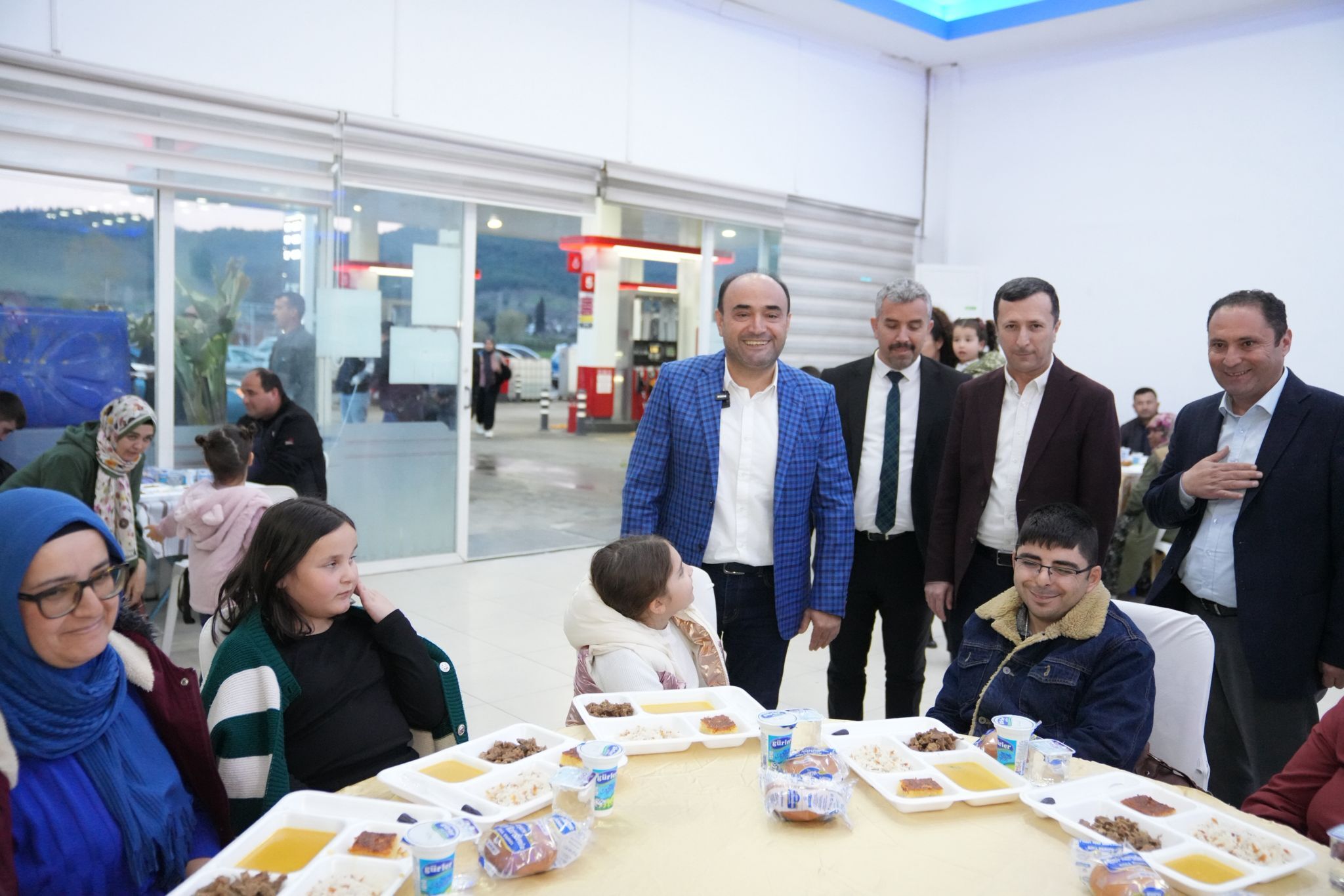 Başkan Akdeni̇zli̇, İftarini Beledi̇ye Personeli̇yle Açti (11)