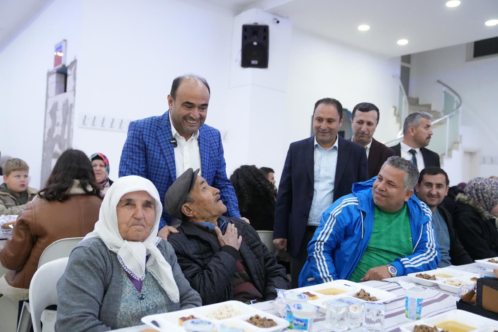 Başkan Akdeni̇zli̇, İftarini Beledi̇ye Personeli̇yle Açti (2)