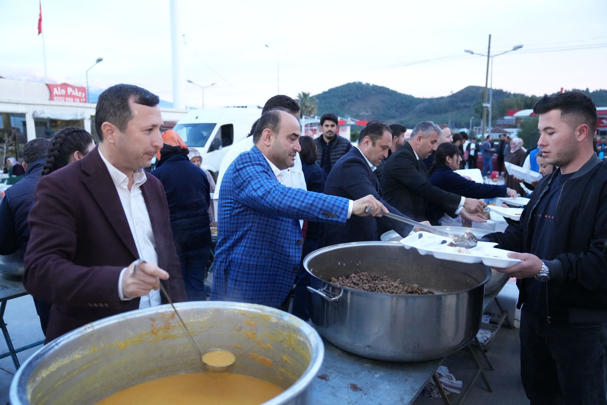 Başkan Akdeni̇zli̇, İftarini Beledi̇ye Personeli̇yle Açti (9)