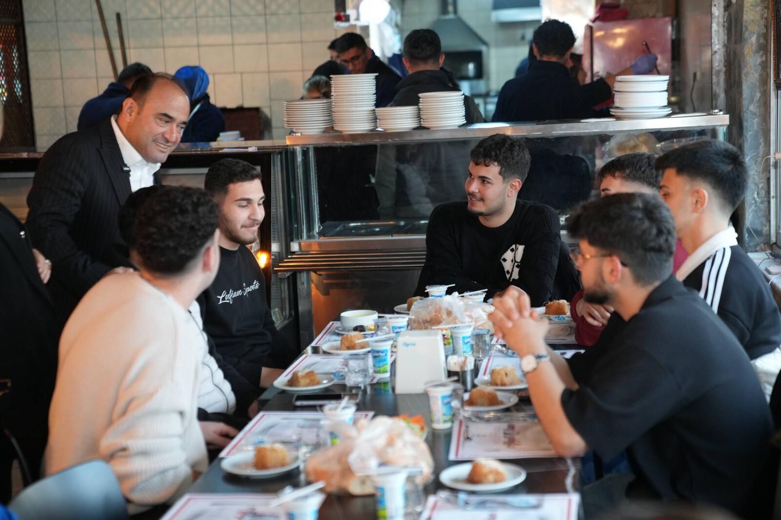 Başkan Akdenizli, İftarını Üniversite Öğrencileriyle Açtı (1)