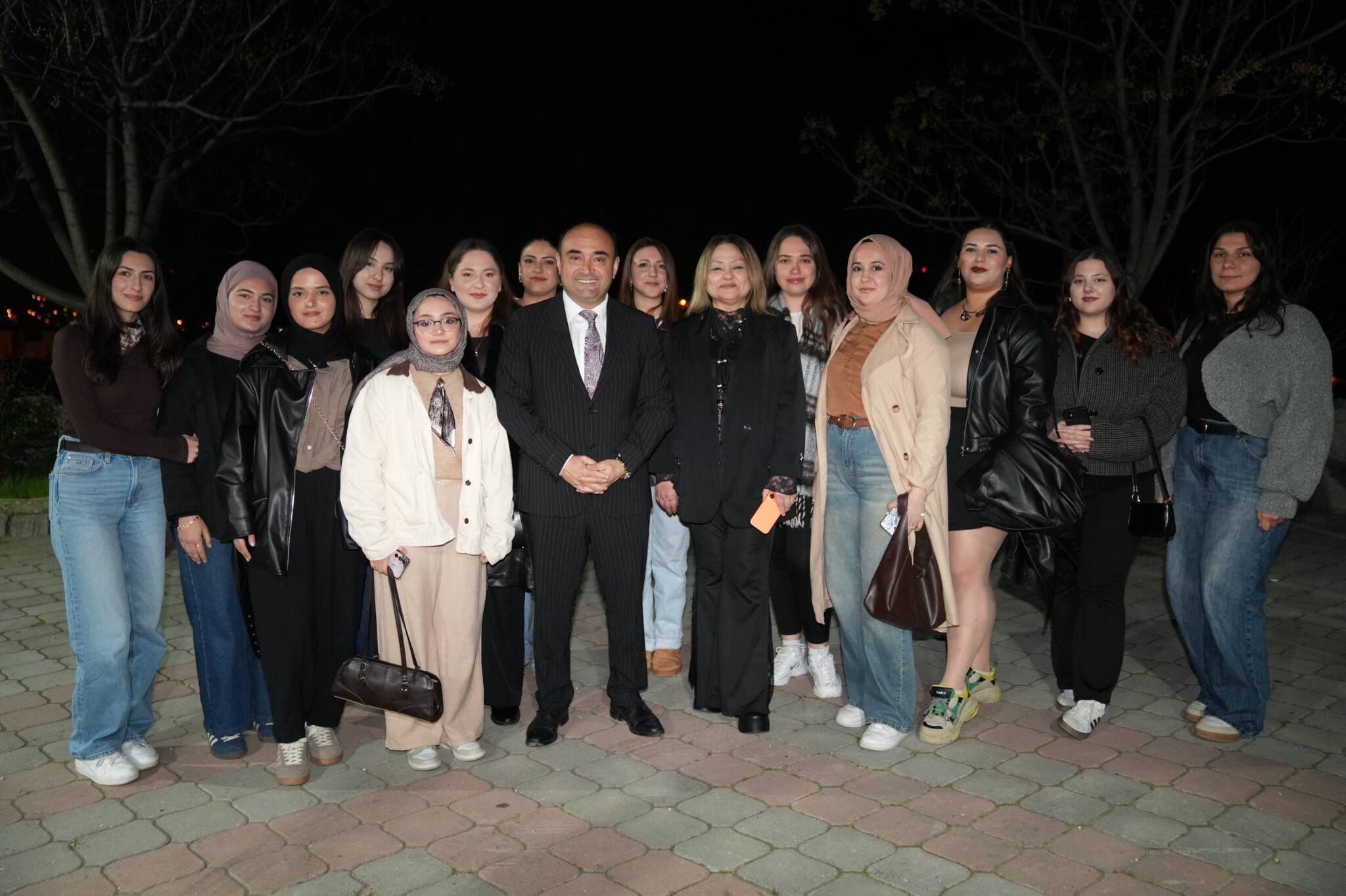 Başkan Akdenizli, İftarını Üniversite Öğrencileriyle Açtı (5)