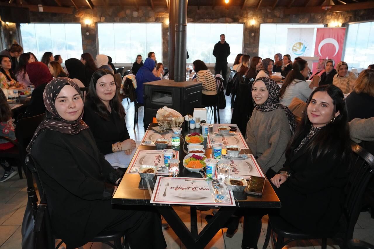 Başkan Akdenizli, Kadın Personeliyle İftarda Buluştu (9)