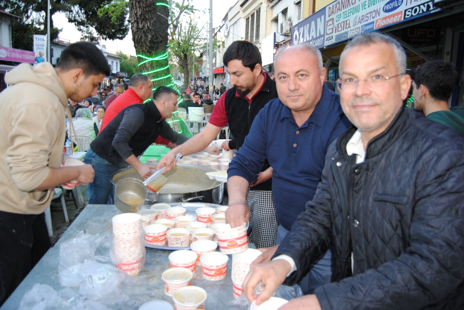 Çarşı’daki Gönül Sofrasına Büyük İlgi Oldu (10)