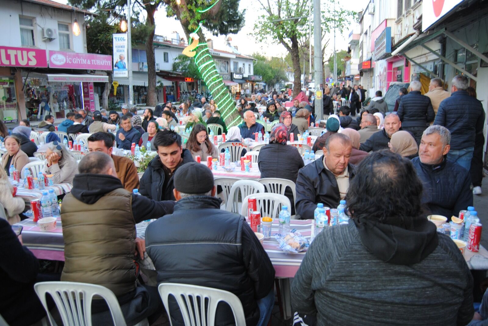 Çarşı’daki Gönül Sofrasına Büyük İlgi Oldu (13)