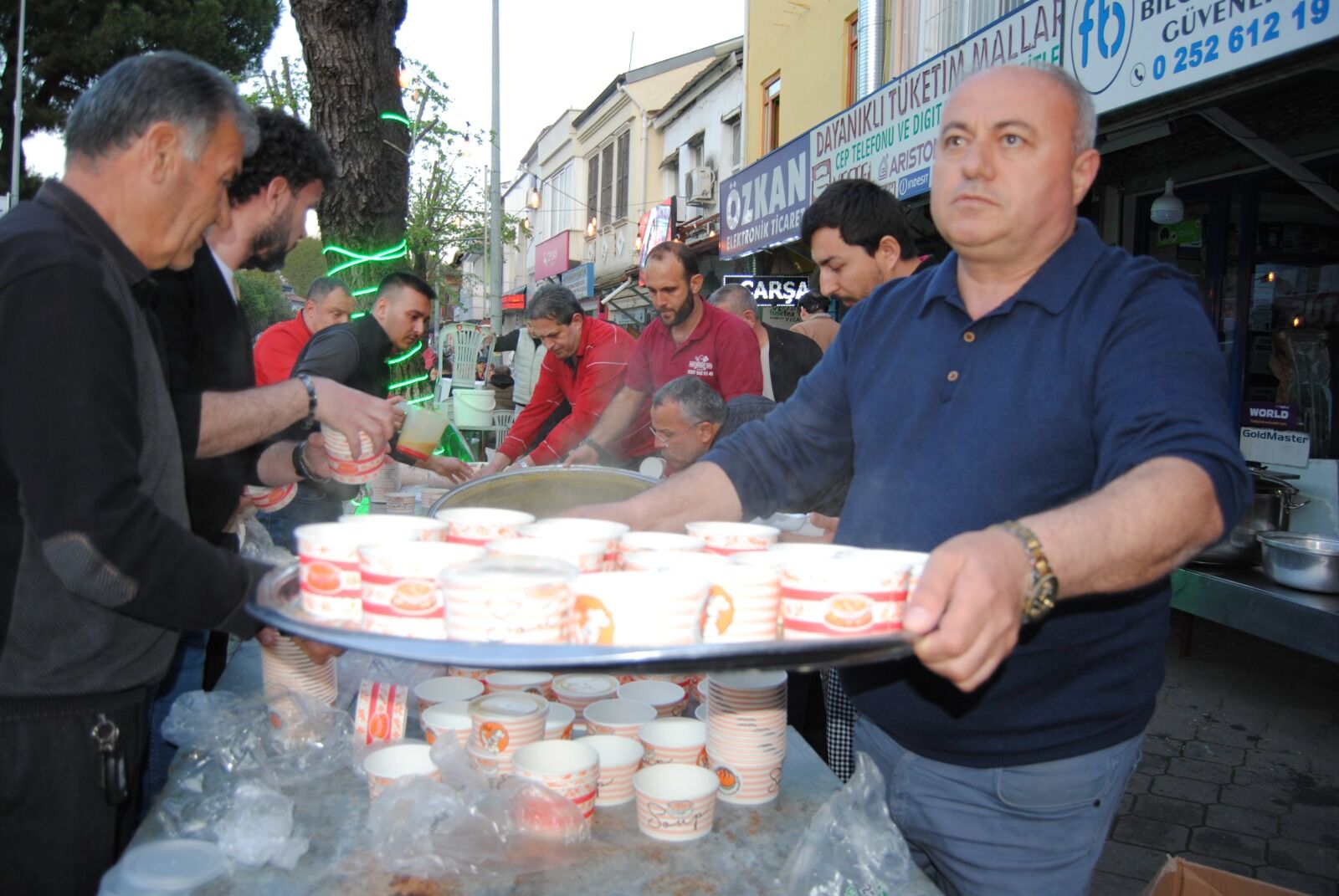 Çarşı’daki Gönül Sofrasına Büyük İlgi Oldu (15)