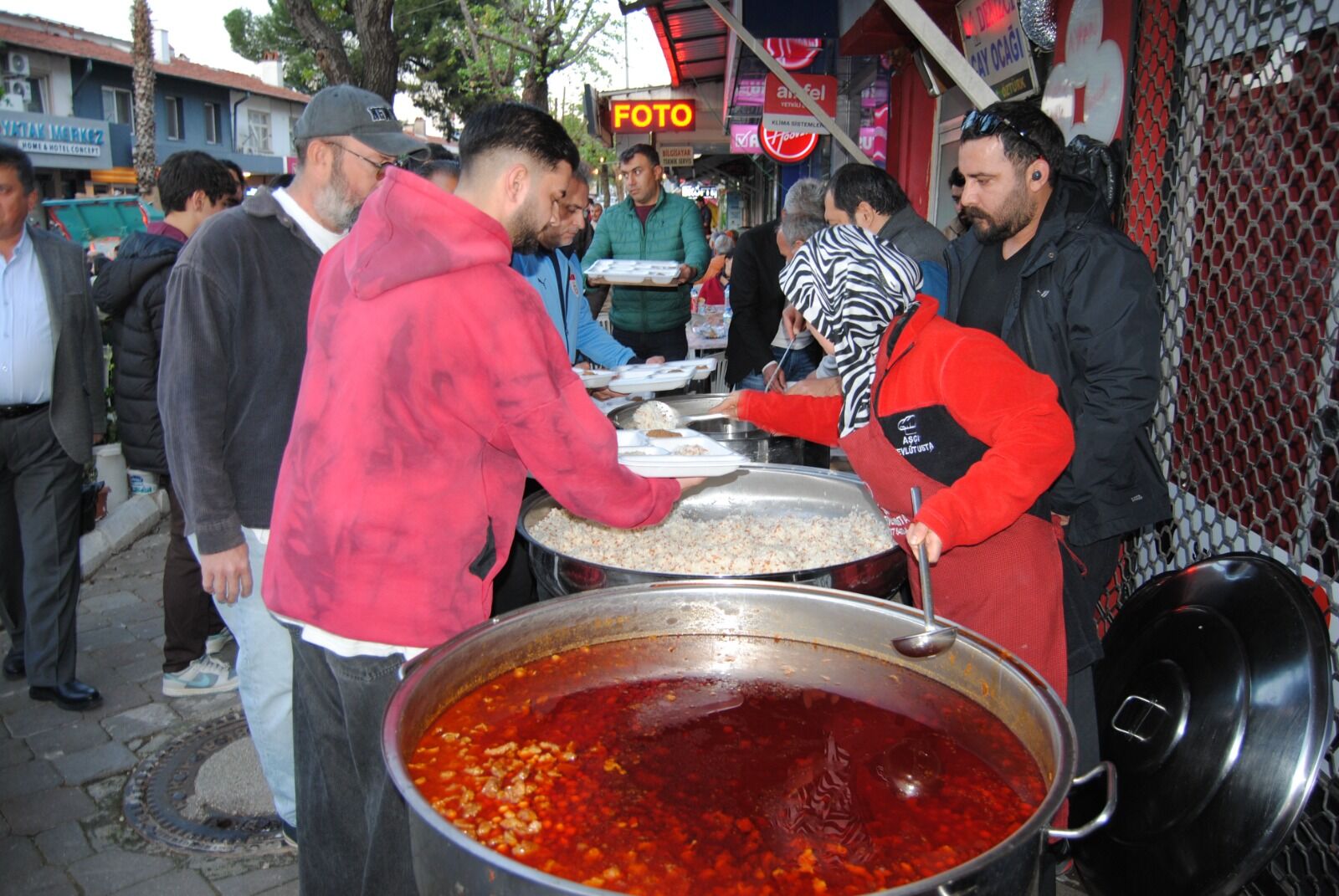 Çarşı’daki Gönül Sofrasına Büyük İlgi Oldu (8)