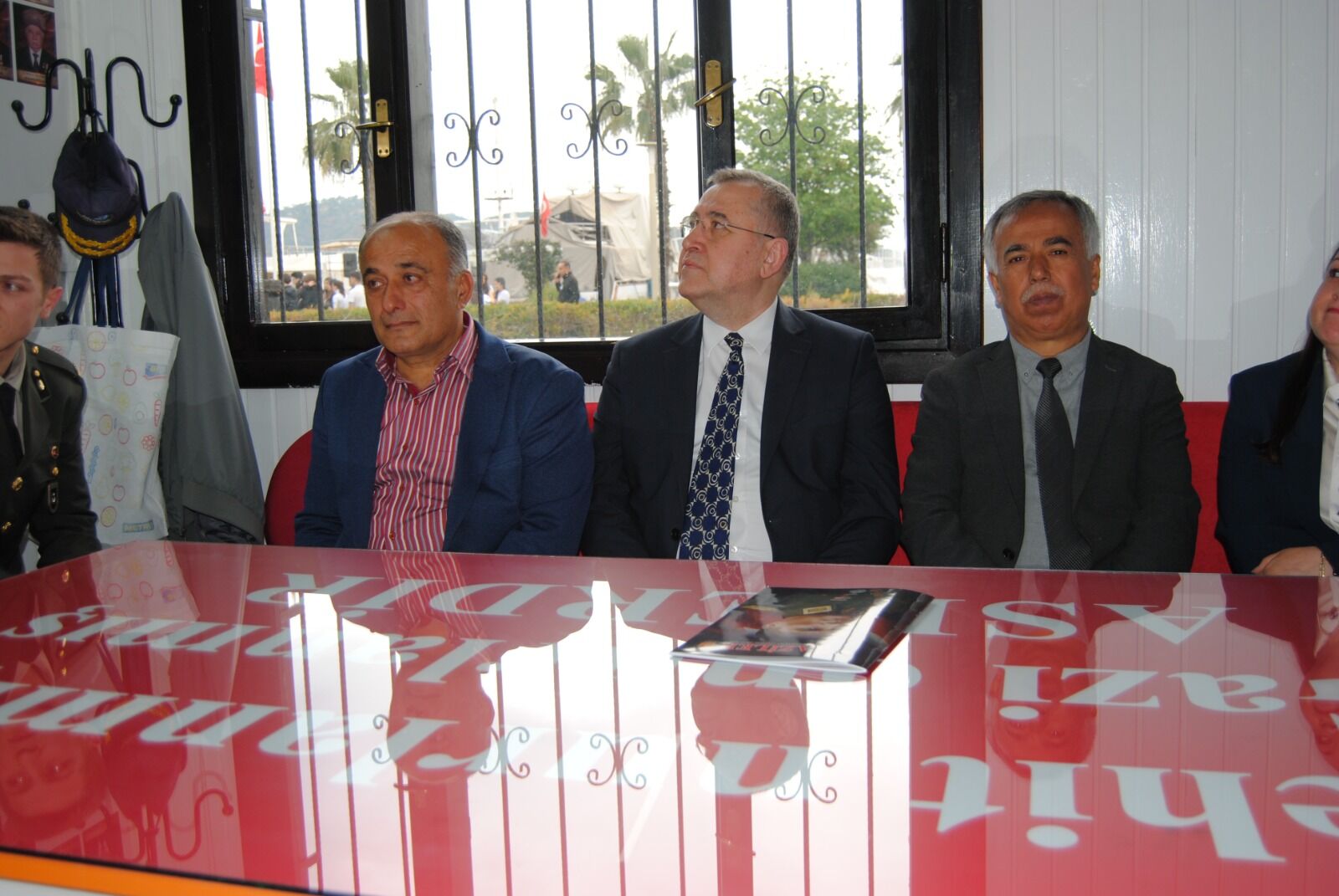 Dernek Binasında Burada Siyaset Konuşulmaz Yazısı Dikkat Çekti (12)