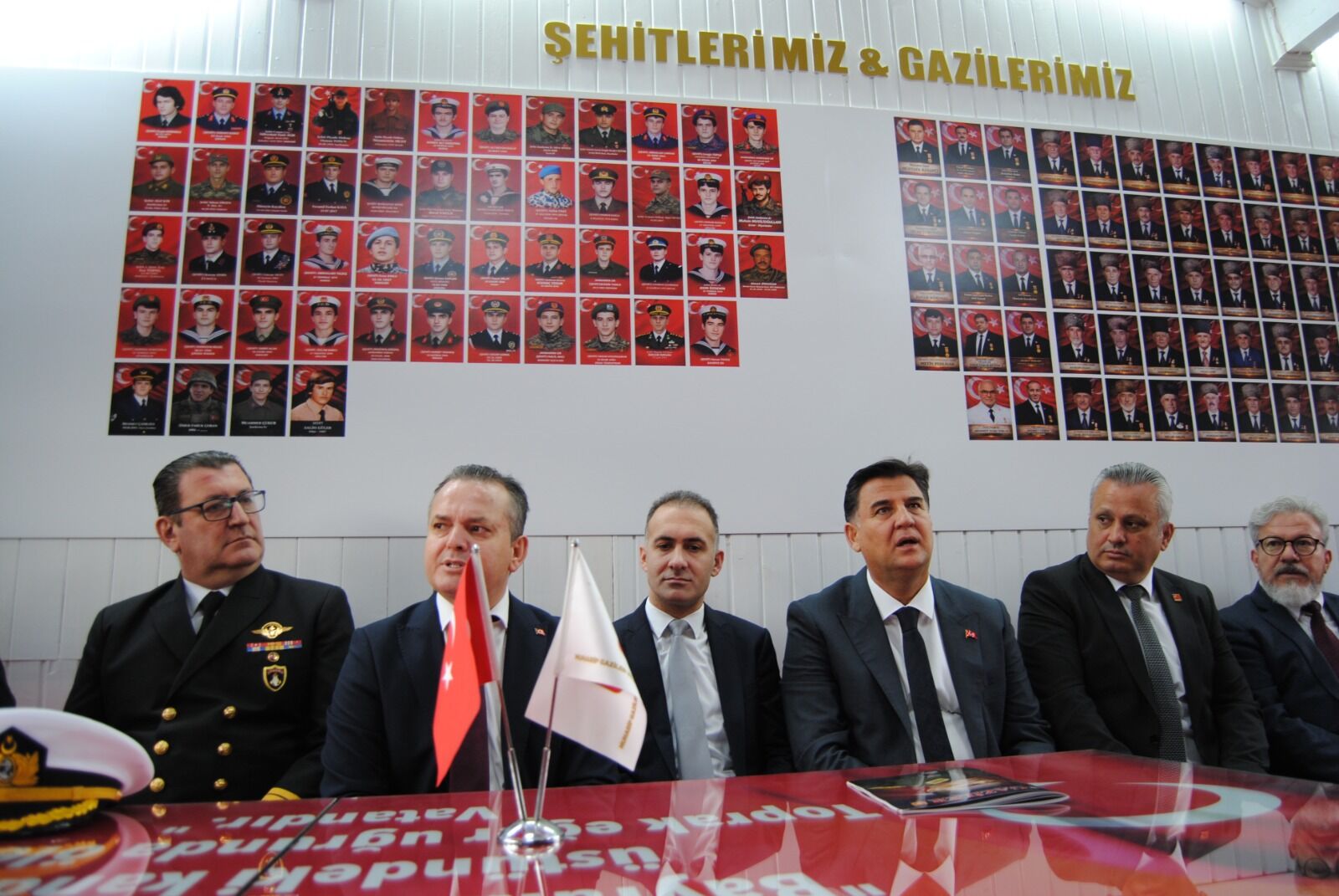 Dernek Binasında Burada Siyaset Konuşulmaz Yazısı Dikkat Çekti (4)