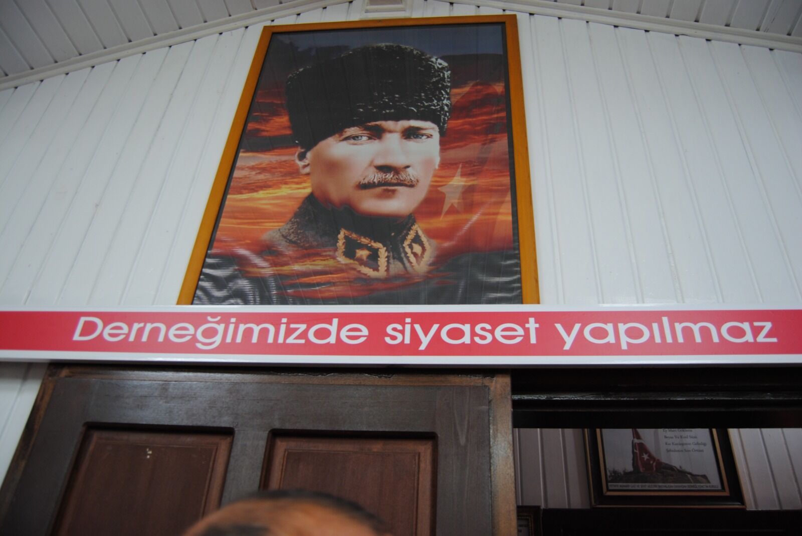 Dernek Binasında Burada Siyaset Konuşulmaz Yazısı Dikkat Çekti (6)