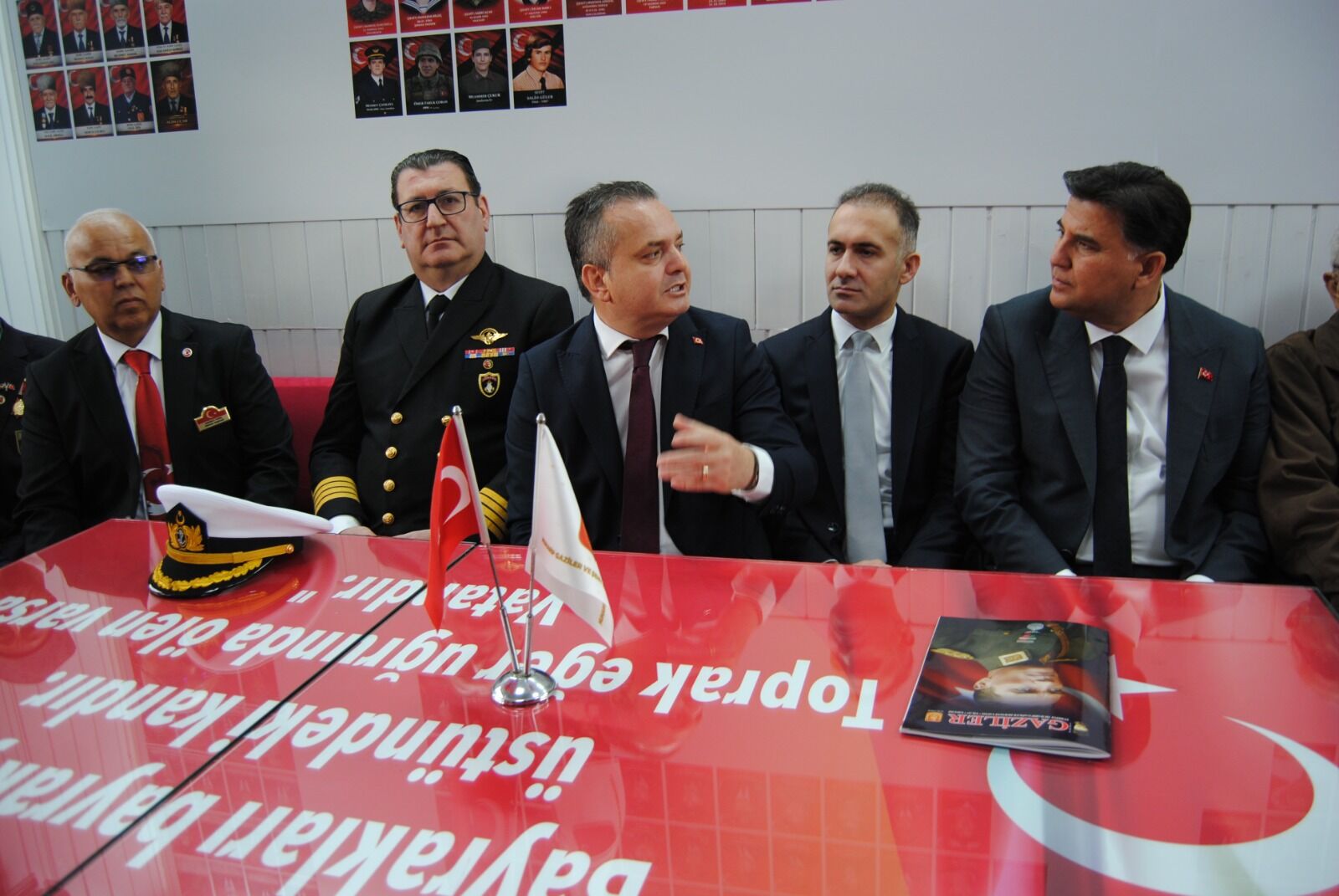 Dernek Binasında Burada Siyaset Konuşulmaz Yazısı Dikkat Çekti (8)