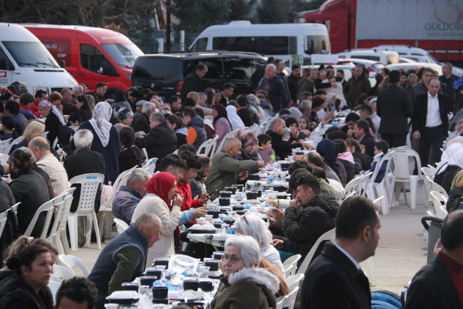 Esenköy’de Büyükşehir Belediyesinin İftar Sofrasında Yoğun Katılım (4)