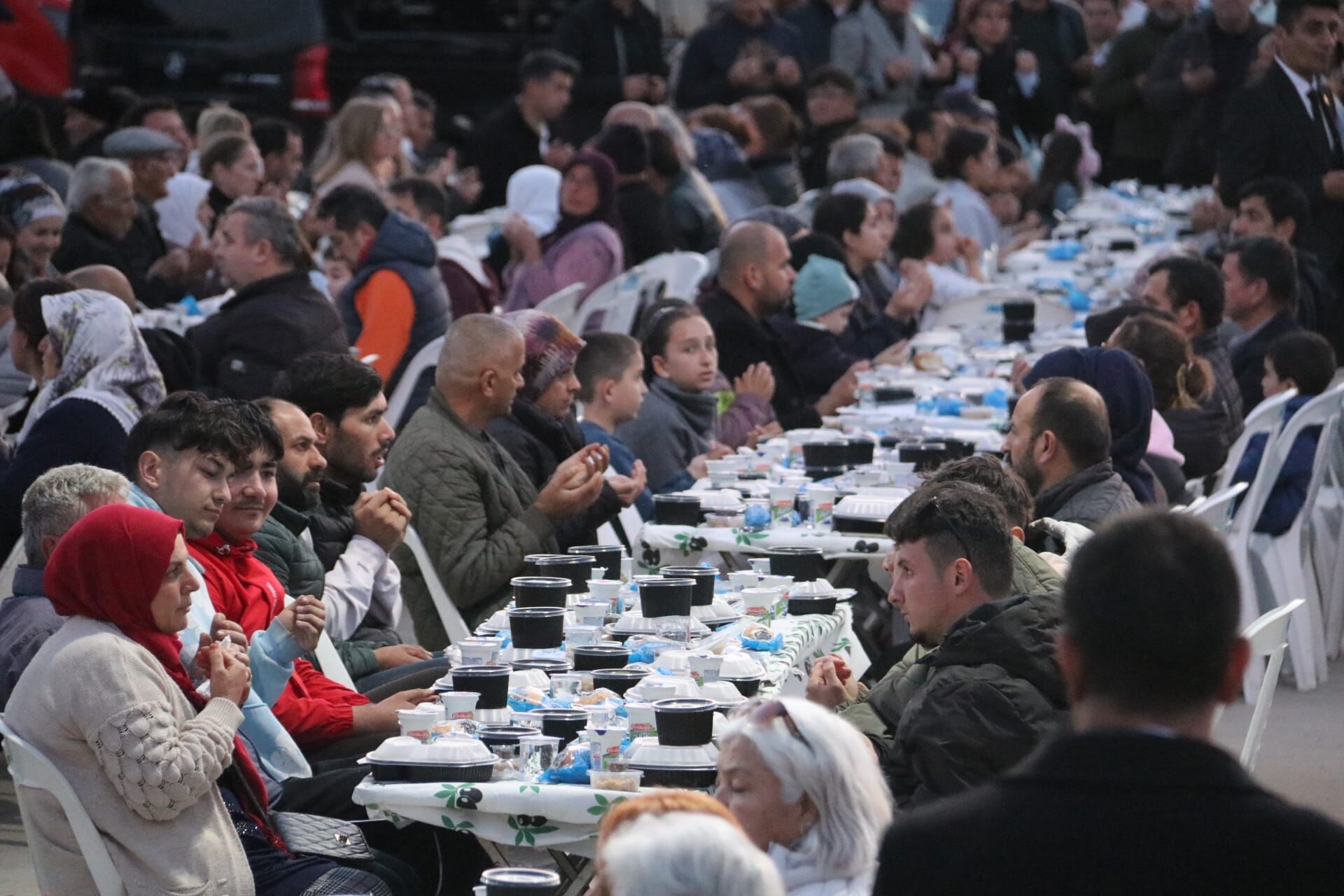Esenköy’de Büyükşehir Belediyesinin İftar Sofrasında Yoğun Katılım (5)