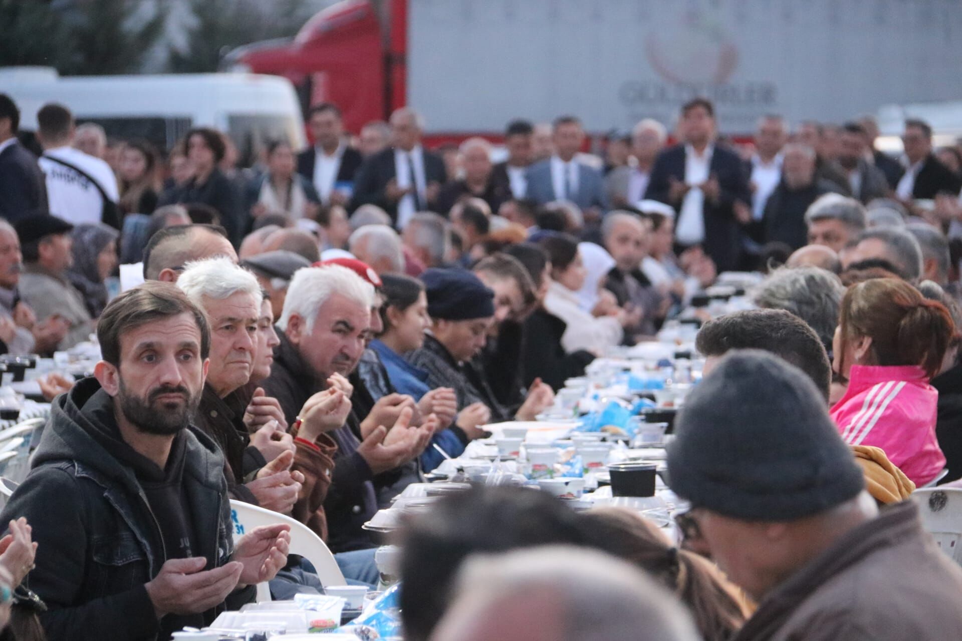 Esenköy’de Büyükşehir Belediyesinin İftar Sofrasında Yoğun Katılım (7)