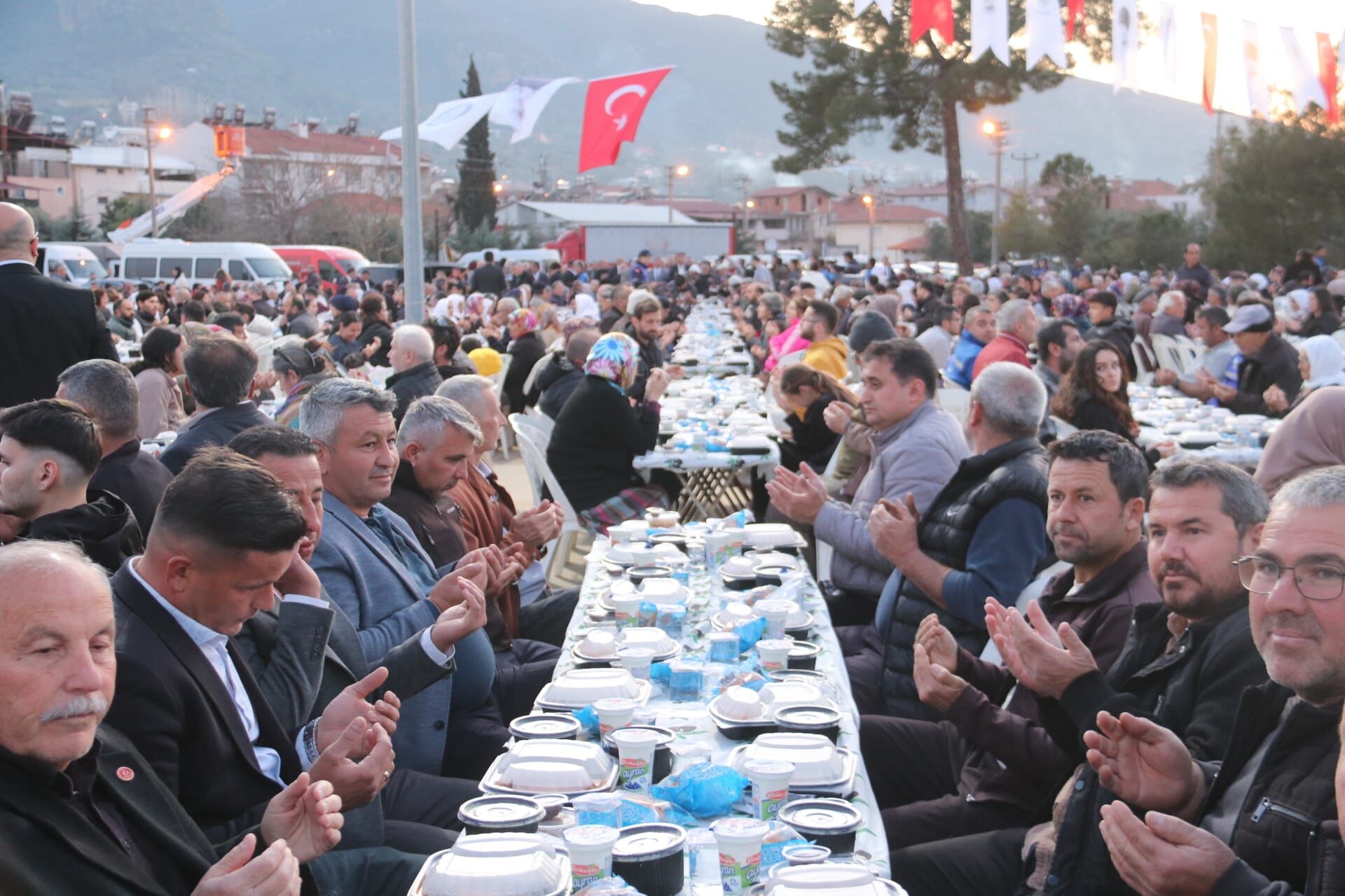 Esenköy’de Büyükşehir Belediyesinin İftar Sofrasında Yoğun Katılım (8)