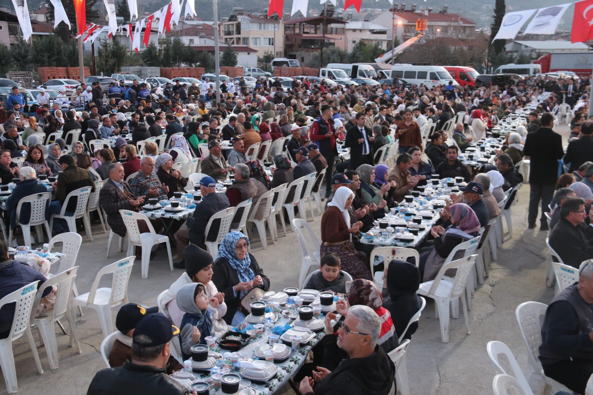 Esenköy’de Büyükşehir Belediyesinin İftar Sofrasında Yoğun Katılım (9)