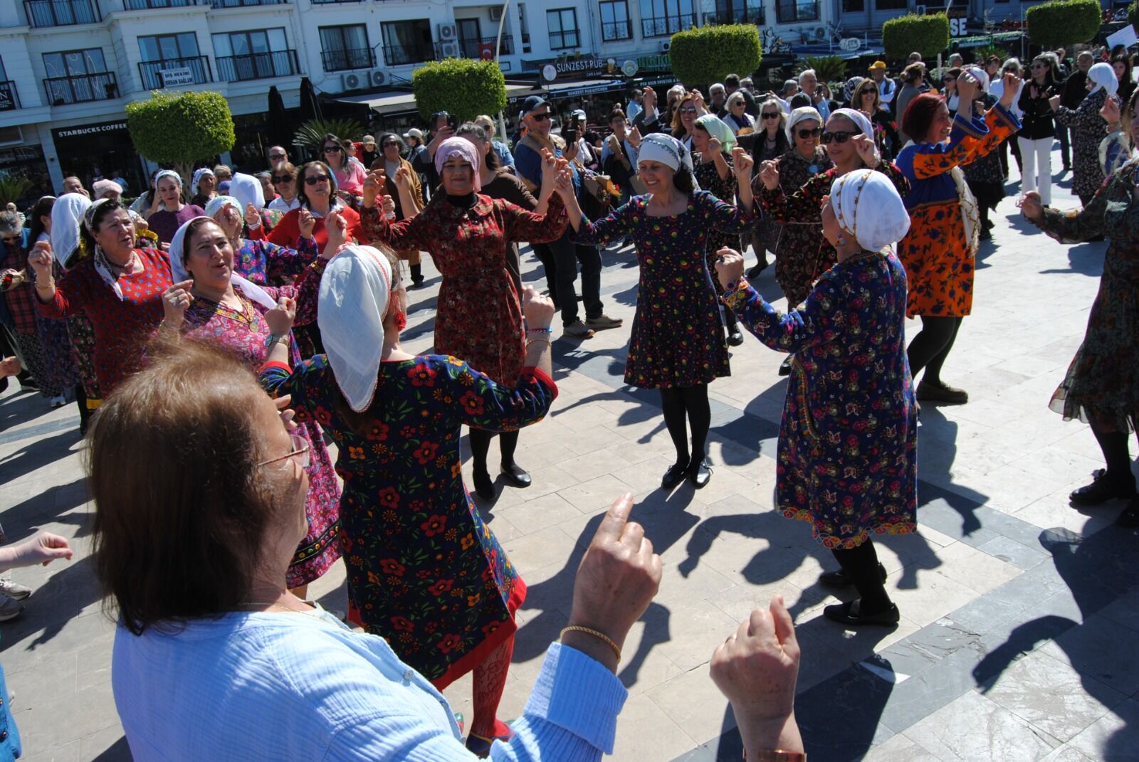 Fethiye’de Delbek Eşliğinde Bol Bol Oynadılar (1)