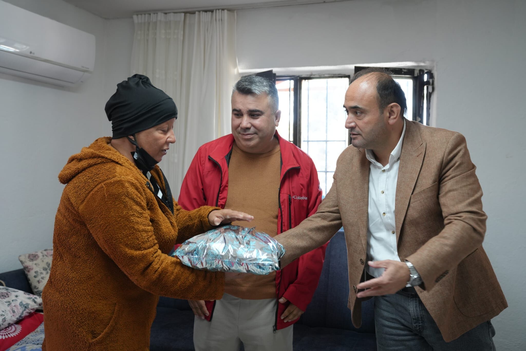 Fethiye’de Kanserle Mücadele Eden Kadına Moral Ziyareti (2)