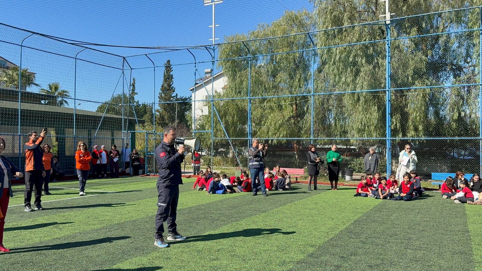 Fethiye’de Okullarda Deprem Ve Tahliye Tatbikatı Gerçekleştirildi (3)