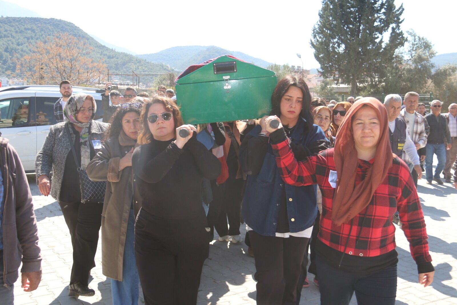Kadınlar Günü’nde Katledilen Sermin Tombak Fethiye’de Toprağa Verildi (9)
