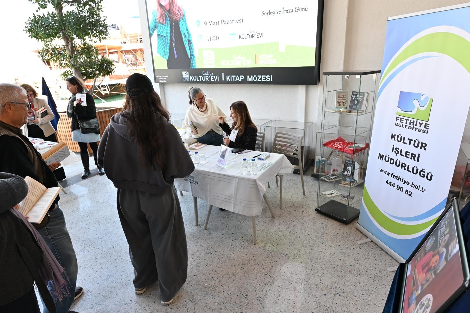Müge İplikçi, Fethiye Kültür Evi’nde Okurlarıyla Buluştu (11)