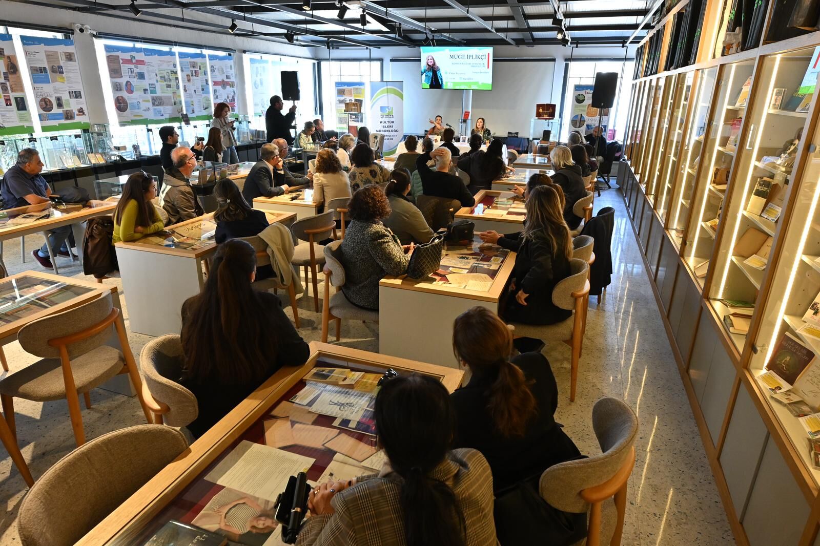 Müge İplikçi, Fethiye Kültür Evi’nde Okurlarıyla Buluştu (4)