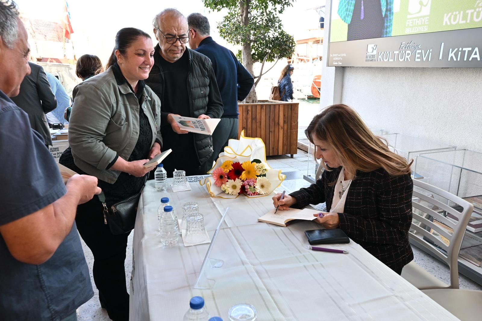 Müge İplikçi, Fethiye Kültür Evi’nde Okurlarıyla Buluştu (5)-1