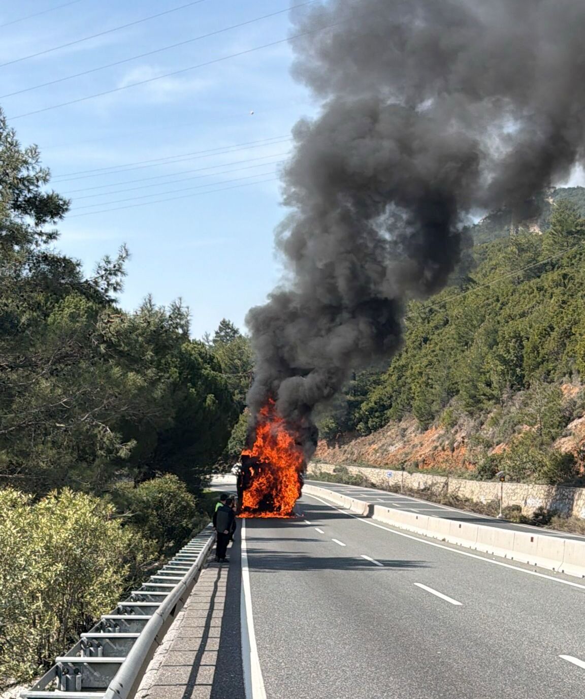 Sakar Geçidi’nde Araç Yangını (1)