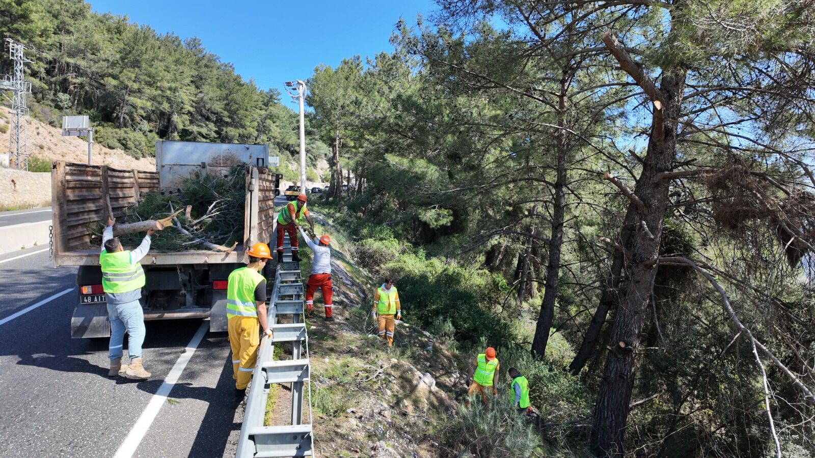 Sakar Geçidinde Orman Yangınlarına Karşı Yol Kenarı Temizliği (11)