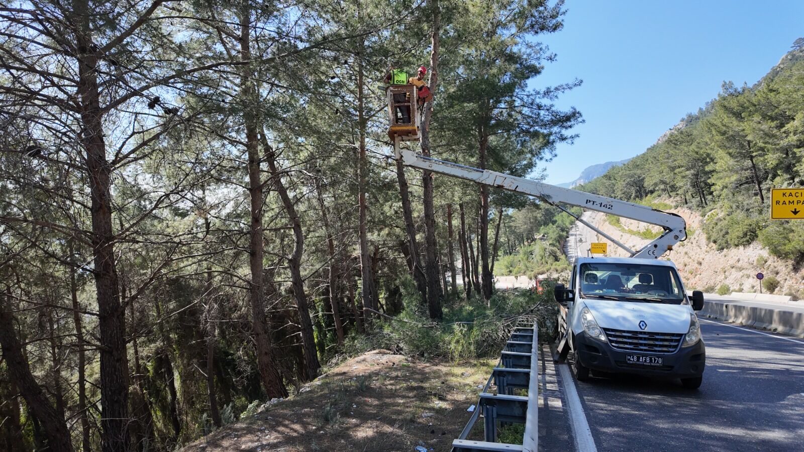 Sakar Geçidinde Orman Yangınlarına Karşı Yol Kenarı Temizliği (8)