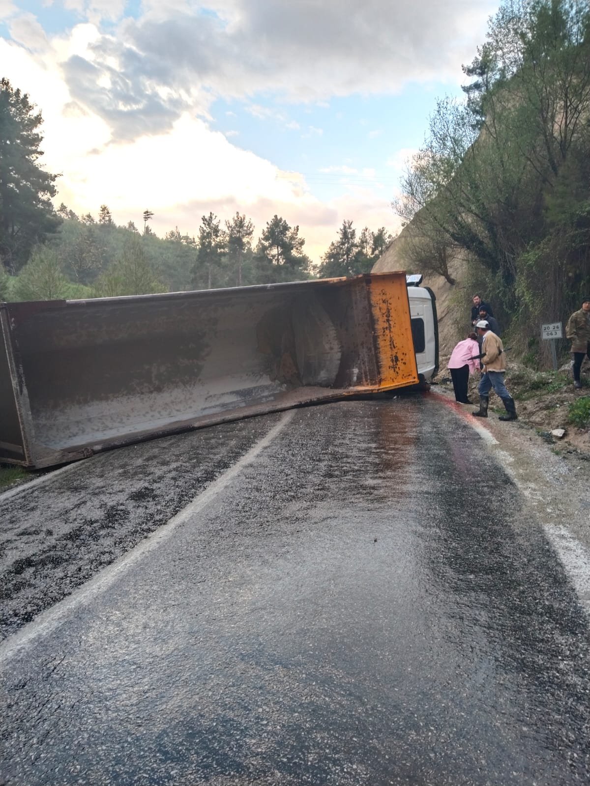 Ağir Yaralanan Kamyon Sürücüsü, Hayatini Kaybetti̇ (1)