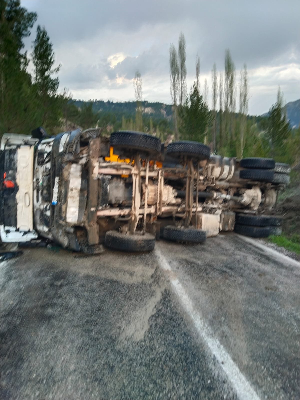 Ağir Yaralanan Kamyon Sürücüsü, Hayatini Kaybetti̇ (2)