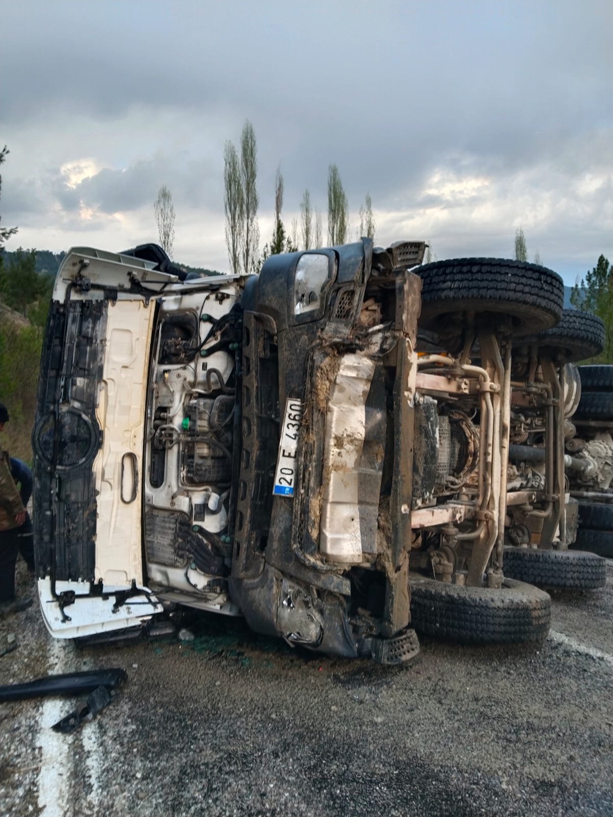 Ağir Yaralanan Kamyon Sürücüsü, Hayatini Kaybetti̇ (3)
