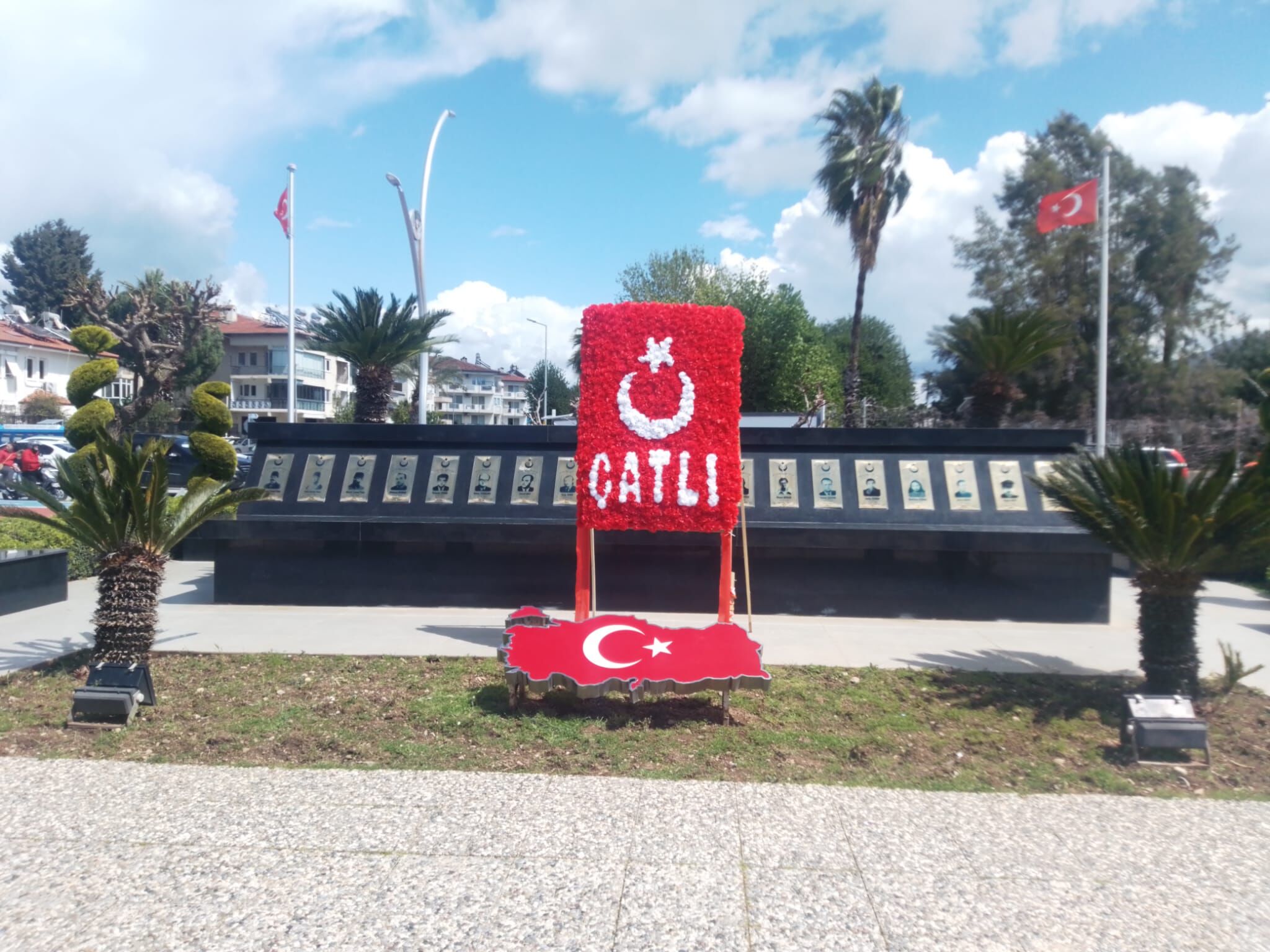 Çatli Ai̇lesi̇, Fethi̇ye'deki̇ Türk Di̇plomatlar Saygi Anitini Zi̇yaret Etti̇ (1)