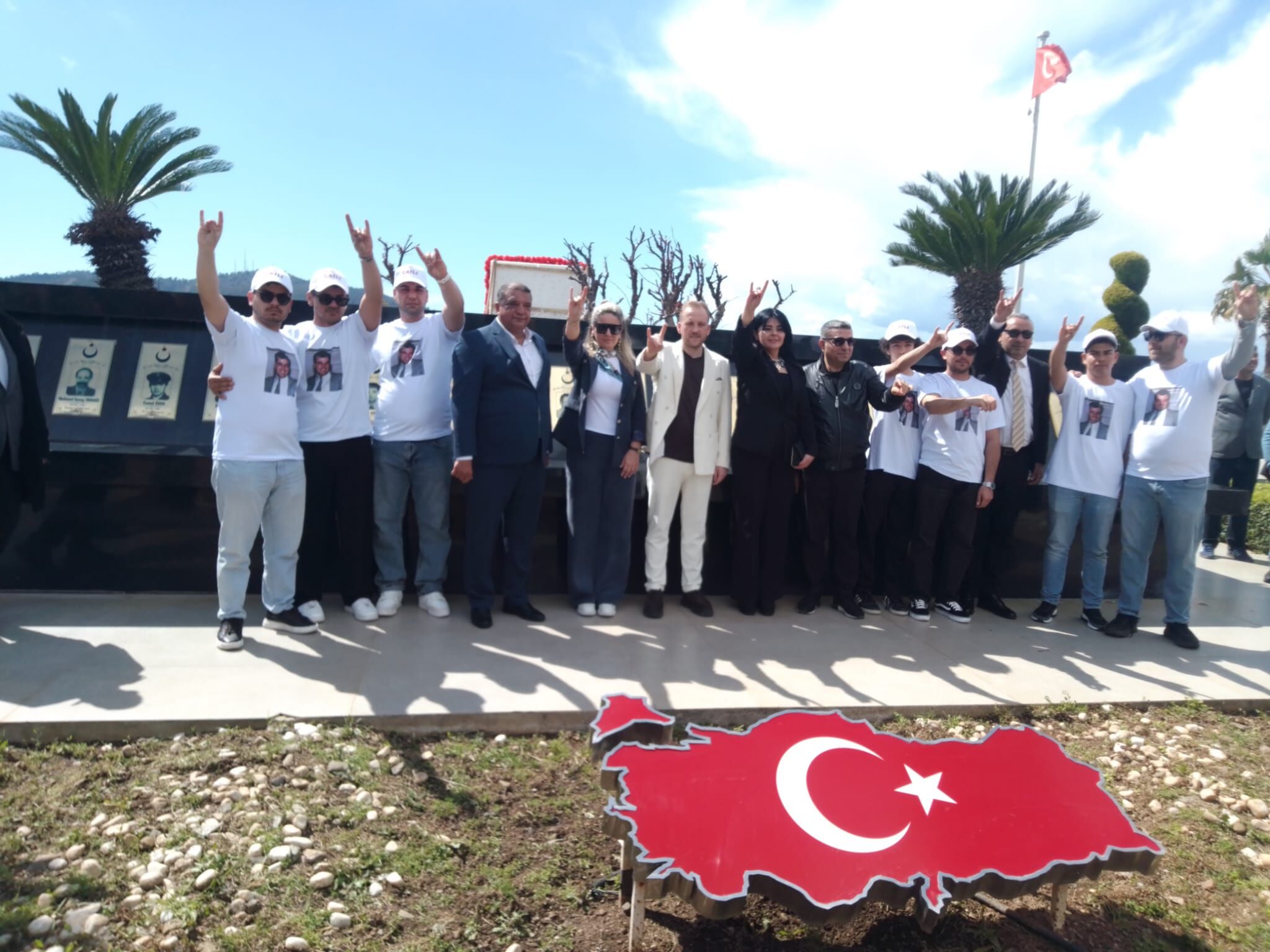 Çatli Ai̇lesi̇, Fethi̇ye'deki̇ Türk Di̇plomatlar Saygi Anitini Zi̇yaret Etti̇ (3)