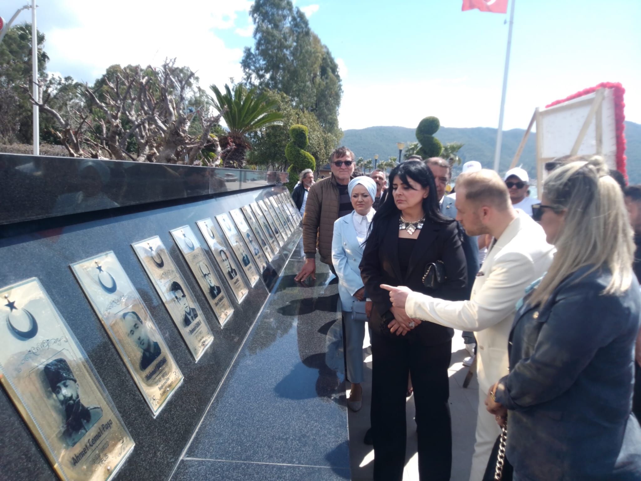 Çatli Ai̇lesi̇, Fethi̇ye'deki̇ Türk Di̇plomatlar Saygi Anitini Zi̇yaret Etti̇ (7)