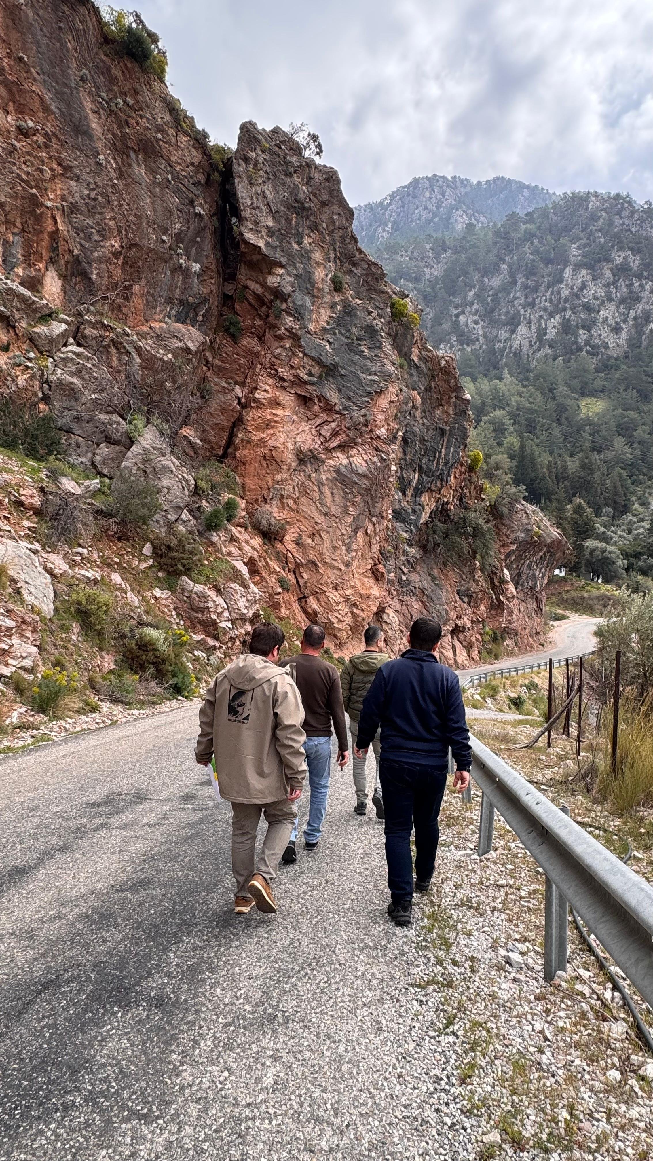 Faralya Yolunda Kaya Tehlikesi (6)